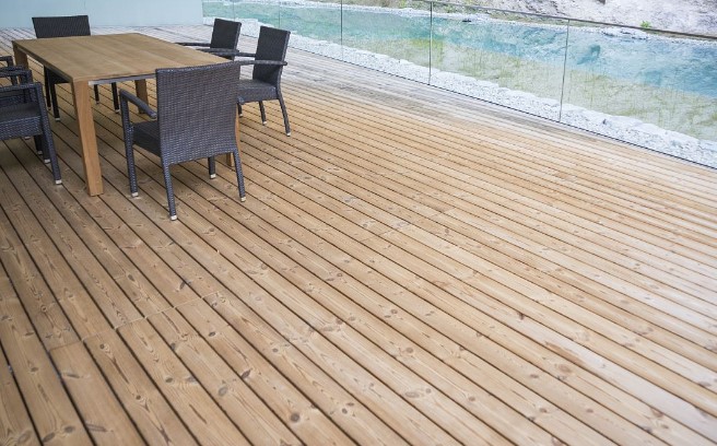 terras met thermowood hout