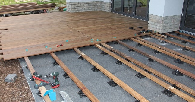 thermowood terras aanleggen