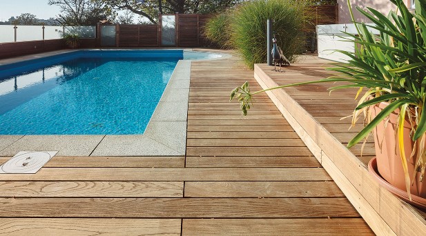 thermowood terras rond zwembad