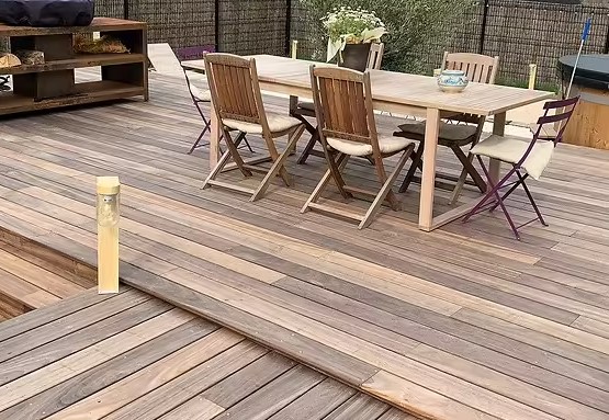 voorbeeld van terras met padouk hout