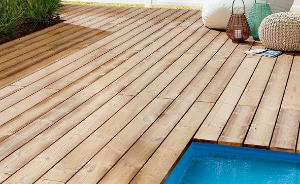 zwembadterras met thermowood